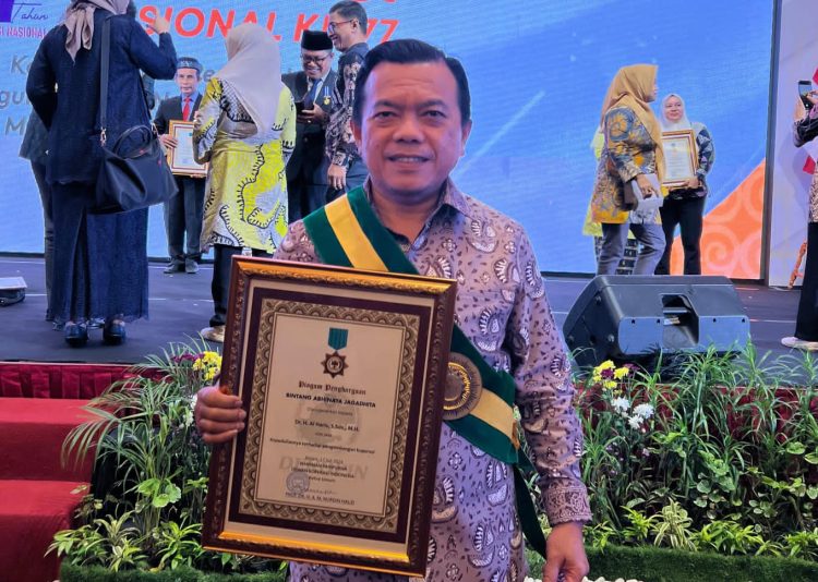 Gubernur Al Haris saat meraih penghargaan Bintang Abhinaya Jagadhita dari Dewan Koperasi Indonesia. di Batam, Kepulauan Riau, Jumat (12/07/2024). (Foto: Diskominfo)