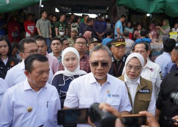Gubernur Al Haris saat mendampingi Menteri Perdagangan, Zulkifli Hasan, meninjau Pasar Talang Banjar Kota Jambi memantau harga bahan pokok agar terjangkau oleh masyarakat, Sabtu (13/07/2024). (Foto: Diskominfo/Novriansah)