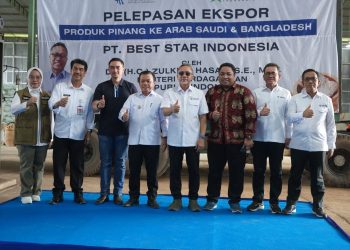 Gubernur Al Haris saat mendampingi Mendag RI Zulhas melepas ekspor pinang Jambi ke Arab Saudi dan Bangladesh di gudang PT. Best Star Indonesia, Kumpeh Ulu, Kabupaten Muaro Jambi, Sabtu (13/07/2024). (Foto: Diskominfo/Novriansah)