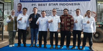 Gubernur Al Haris saat mendampingi Mendag RI Zulhas melepas ekspor pinang Jambi ke Arab Saudi dan Bangladesh di gudang PT. Best Star Indonesia, Kumpeh Ulu, Kabupaten Muaro Jambi, Sabtu (13/07/2024). (Foto: Diskominfo/Novriansah)