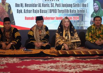 Gelar kehormatan ini disematkan ke Gubernur Al Haris beserta istri Hesnidar Haris pada acara Alek Nagari Paninggahan Solok Sumbar di Auditorium Rumah Dinas Gubernur Jambi, Sabtu (13/07/2024). (Foto: Diskominfo/Novriansah)