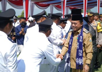 Gubernur Al Haris saat menghadiri dan menyaksikan Pengukuhan Perpanjangan 2 tahun masa jabatan Kepala Desa se-Kabupaten Kerinci di Depan Kantor Bupati Kerinci, Bukit Tengah, Siulak Mukai, Kabupaten Kerinci, Senin (15/07/2024). (Foto: Diskominfo/Harun)
