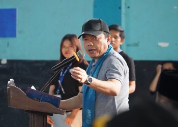 Gubernur Al Haris saat membuka Turnamen Himsak Futsal Cup II di GOR Kota Sungai Penuh, Kabupaten Kerinci, Senin (15/07/2024). (Foto: Diskominfo/Harun)