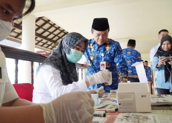 Seluruh pejabat eselon II dan eselon III Pemprov Jambi mendadak menjalani tes urine di Ruang Pola Kantor Gubernur Jambi, Rabu (17/07/2024). (Foto: Diskominfo/Erict)