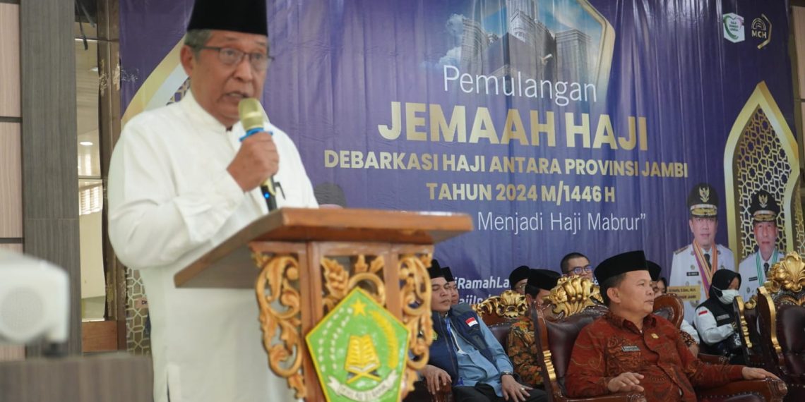 Wagub Sani menyambut kedatangan jemaah haji kloter 24 di Asrama Haji Jambi, Kamis (18/07/2024). (Foto: Diskominfo/Novriansah)