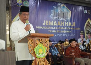 Wagub Sani menyambut kedatangan jemaah haji kloter 24 di Asrama Haji Jambi, Kamis (18/07/2024). (Foto: Diskominfo/Novriansah)