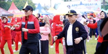 Gubernur Al Haris bersama Kadis Kominfo Jambi Ariansyah saat membuka gebyar UMKM Jambi 2024 di Lapangan Gubernur, Minggu (21/7). (Foto: Diskominfo/Novriansah)