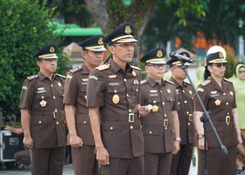 Kajati Jambi, Hermon Dekristo, pimpin Upacara Ziarah Dalam Rangka Hari Bhakti Adhyaksa Ke-64 Tahun 2024 di Taman Makam Pahlawan Satria Bhakti Kota Jambi, pada Minggu, (21/07/2024).