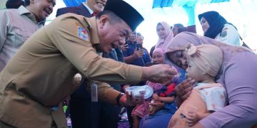 Gubernur Al Haris saat Pencanangan PIN Polio dan Launching Inovasi Stunting Pemerintah Kabupaten Sarolangun serta Pemberian Makanan Tambahan untuk Anak Stunting di SDN 03/VII Pasar Sarolangun, Kabupaten Sarolangun, Selasa (23/07/2024). (Foto: Diskominfo/Harun)