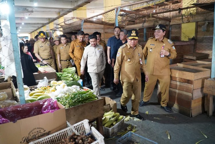 Gubernur Al Haris saat melaunching Kedai Pangan Singkut dan Kemasan Beras Balumbo Biduk Sarolangun di Pasar Singkut, Kecamatan Singkut, Kabupaten Sarolangun, Selasa (23/07/2024). (Foto: Diskominfo/Harun)