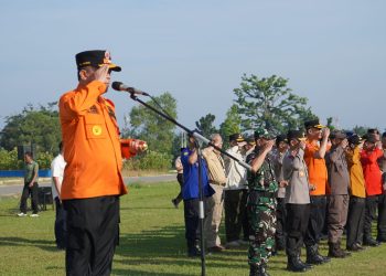 Gubernur Al Haris pimpin langsung apel siaga darurat Karhutla Tahun 2024 di eks Arena MTQ Provinsi Jambi, Rabu (23/7). (Foto: Diskominfo/Novriansah)