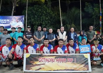 Gubernur Al Haris saat Penutupan Turnamen Bola Voli Setinjau Mania Cup I Putra Putri Lokal Merangin Open di Lapangan Volly Ball Setinjau Merangin, Desa Simpang Limbur Merangin, Kabupaten Merangin, Selasa (23/07/2024). (Foto: Diskominfo/Harun)