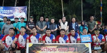 Gubernur Al Haris saat Penutupan Turnamen Bola Voli Setinjau Mania Cup I Putra Putri Lokal Merangin Open di Lapangan Volly Ball Setinjau Merangin, Desa Simpang Limbur Merangin, Kabupaten Merangin, Selasa (23/07/2024). (Foto: Diskominfo/Harun)