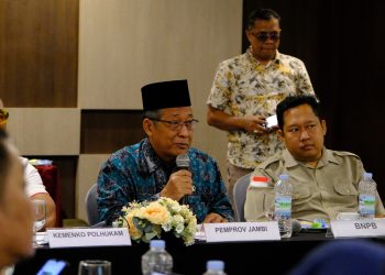 Wagub Sani saat menghadiri Rapat Koordinasi Analisis Kebijakan Penanggulangan Kebakaran Hutan dan Lahan di Provinsi Jambi di Hotel BW Luxury, Kamis (25/07/2024). (Foto: Diskominfo/Patra)