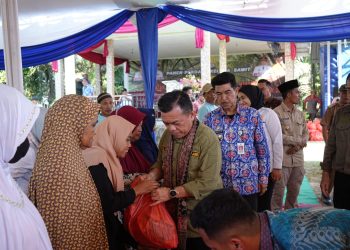 Gubernur Al Haris saat Panen Perdana Kelapa Sawit pada Pembukaan Lahan Tanpa Membakar di Desa Baru, Kecamatan Mestong, Kabupaten Muaro Jambi, Kamis (25/07/2024). (Foto: Diskominfo/Agus)