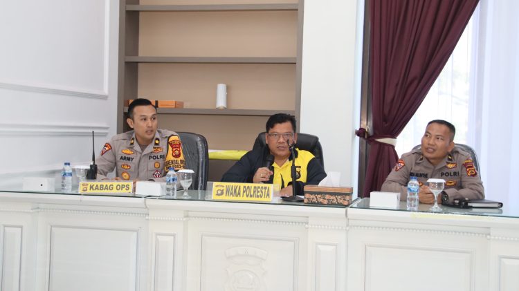 Rakor TWG persiapan Konser Musik Flame Fest di Ruang Vicon Mapolresta Jambi pada Jumat, (26/7). (Foto: Humas)
