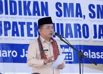 Gubernur Al Haris saat memberikan Bantuan Dumisake Pendidikan dan sekaligus menjadi Narasumber Dialog Kebangsaan Pendidikan Pancasila dan Wawasan Kebangsaan Tahun 2024 di SMA Negeri 2 Muaro Jambi, Kabupaten Muaro Jambi, Selasa, (30/07/2024). (Foto: Diskominfo/Normansyah)
