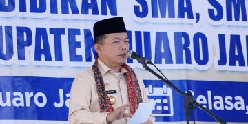 Gubernur Al Haris saat memberikan Bantuan Dumisake Pendidikan dan sekaligus menjadi Narasumber Dialog Kebangsaan Pendidikan Pancasila dan Wawasan Kebangsaan Tahun 2024 di SMA Negeri 2 Muaro Jambi, Kabupaten Muaro Jambi, Selasa, (30/07/2024). (Foto: Diskominfo/Normansyah)