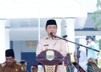Gubernur Al Haris saat menghadiri Peringatan Hari Anak Nasional Ke-40 Tahun 2024 Tingkat Kabupaten Muaro Jambi serta Pengukuhan Perpanjangan Masa Jabatan Badan Permusyawaratan Desa dan Kepala Desa se-Kabupaten Muaro Jambi sebagai Pemangku Adat, bertempat di Lapangan Kantor Bupati Muaro Jambi, Kabupaten Muaro jambi, Selasa (30/07/2024). (Foto: Diskominfo/Normansyah)