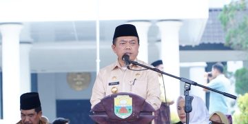 Gubernur Al Haris saat menghadiri Peringatan Hari Anak Nasional Ke-40 Tahun 2024 Tingkat Kabupaten Muaro Jambi serta Pengukuhan Perpanjangan Masa Jabatan Badan Permusyawaratan Desa dan Kepala Desa se-Kabupaten Muaro Jambi sebagai Pemangku Adat, bertempat di Lapangan Kantor Bupati Muaro Jambi, Kabupaten Muaro jambi, Selasa (30/07/2024). (Foto: Diskominfo/Normansyah)