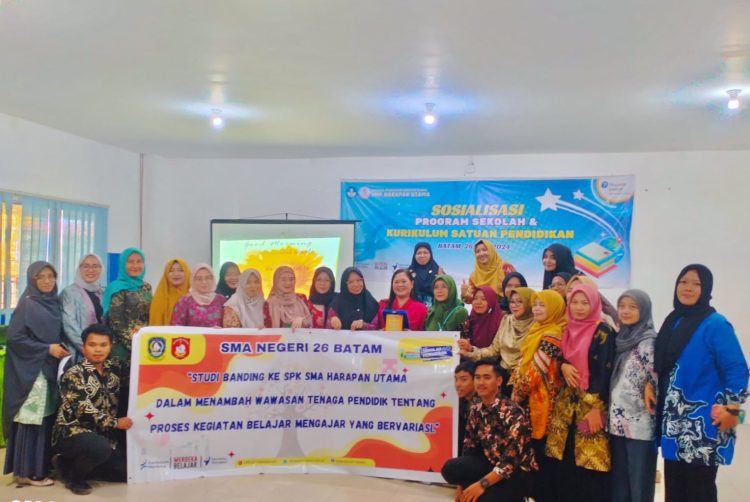 SMAN 26 Batam saat melakukan kunjungan ke SMA Harapan Utama, Selasa (30/7).