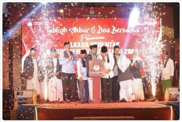 Sekda Budhi Hartono saat menghadiri launching Pilkada serentak 27 November 2024 di Lapangan Kantor Dinas Bupati Kabupaten Muaro Jambi, Bukit Cinto Kenang pada Minggu, (14/07). (Foto: Diskominfo)