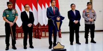 Presiden Joko Widodo memberikan keterangan pers sebelum bertolak ke Abu Dhabi, Persatuan Emirat Arab (PEA) di Pangkalan TNI AU Halim Perdanakusuma, Jakarta pada Selasa, (16/7). (Foto: BPMI Setpres/Rusman)