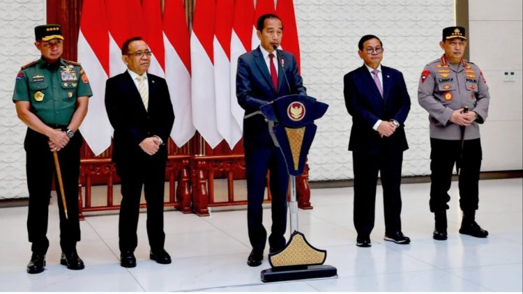 Presiden Joko Widodo memberikan keterangan pers sebelum bertolak ke Abu Dhabi, Persatuan Emirat Arab (PEA) di Pangkalan TNI AU Halim Perdanakusuma, Jakarta pada Selasa, (16/7). (Foto: BPMI Setpres/Rusman)