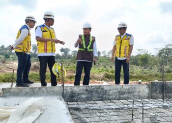 Gubernur Jambi, Al Haris bersama Kepala Balai Pelaksanaan Jalan Nasional Jambi Ibnu Kurniawan dan Kepala Dinas PUPR Provinsi Jambi Muzakir meninjau pembangunan tol Bayung Lincir - Tempino (Baleno), Kamis (01/08/2024). (Foto: Diskominfo)