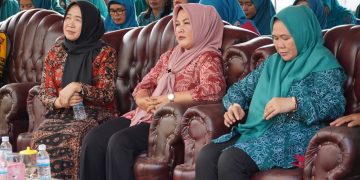Ketua TP-PKK Provinsi Jambi Hj. Hesnidar Haris melakukan kunjungan ke  Rumah Produksi Batik di Desa Kota Baru, Kecamatan Geragai, Kabupaten Tanjung Jabung Timur, Kamis (01/08/2024). (Foto: Diskominfo/Harun)