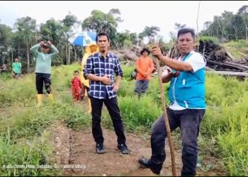 Pihak BPN saat melakukan pengukuran tanah yang diduga bersengketa di Nias Selatan, Sabtu (03/08/2024).