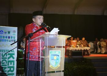 Gubernur Al Haris saat menghadiri Kenduri Swarnabhumi di Lapangan Utama Kantor Wali Kota Jambi, Sabtu (03/08/2024). (Foto: Diskominfo/Novriansah)