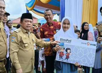 Gubernur Al Haris saat menyerahkan bantuan Dumisake di SMK Negeri 2 Merangin, Nalotantan, Kabupaten Merangin, Selasa (06/08/2024). (Foto: Diskominfo)