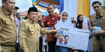 Gubernur Al Haris saat menyerahkan bantuan Dumisake di SMK Negeri 2 Merangin, Nalotantan, Kabupaten Merangin, Selasa (06/08/2024). (Foto: Diskominfo)