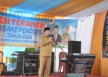 Gubernur Jambi Al Haris serahkan Bantuan Dumisake di Kabupaten Batanghari, bertempat di SMK Negeri 1 Batanghari, Jumat (02/08/2024). (Foto: Diskominfo/Harun)