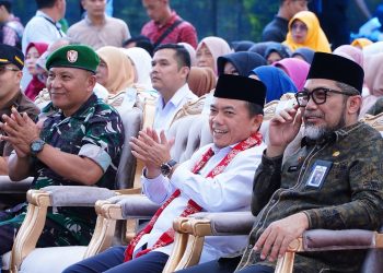 Gubernur Al Haris saat menghadiri Sosialisasi dan Advokasi Penguatan Implementasi Gerakan Nasional Transisi PAUD ke-SD yang Menyenangkan dalam rangka memperingati Hari Anak Nasional Ke-40 dan menyambut HUT ke-79 RI Tahun 2024 di EV Garden, Kecamatan Paal Merah, Kota Jambi, Rabu (07/08/2024). (Foto: Diskominfo/Patra)