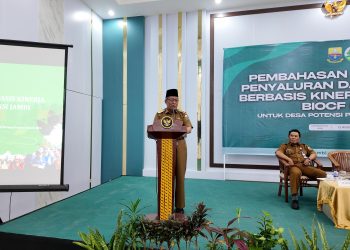 Wagub Sani saat membuka Pembahasan Penyaluran Dana Insentif Berbasis Kinerja Program BIOCF ISFL Untuk Desa Potensi Penerima Manfaat di Sanubari Hotel Jambi, Jalan M. Husni Thamrin No. 18 Komplek Mall Kapuk Kebun Jahe Kota Jambi, Senin (12/08/2024). (Foto: Diskominfo/Patra)
