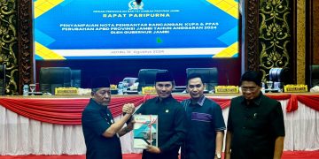 Rapat paripurna dengan agenda Penyampaian Nota Pengantar Rancangan KUPA dan PPAS Perubahan APBD Provinsi Jambi Tahun Anggaran 2024 oleh Gubernur Jambi, Senin (12/8).  (Foto: Humas/Hadian)