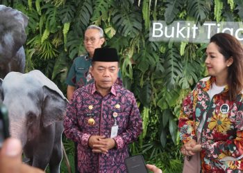 Gubernur Al Haris saat Peluncuran Program Konservasi Ekosistem Sosial & Lingkungan Hidup Bukit Tigapuluh program TJSL di Pendopo Rumah Dinas Gubernur Jambi, Kamis (15/08/2024). (Foto: Diskominfo/Agus)