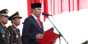 Ketua DPRD Provinsi Jambi, Edi Purwanto saat membacakan teks Proklamasi dalam upacara peringatan Hari Ulang Tahun HUT ke-79 di lapangan kantor Gubernur Jambi, Sabtu (17/8). (Foto: Humas/Hadian)
