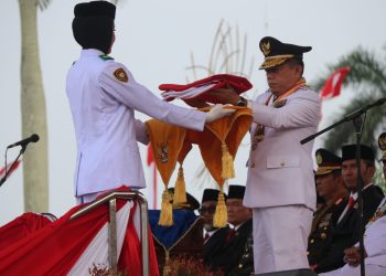 Gubernur Al Haris saat menjadi Irup HUT RI ke-79 di Lapangan Kantor Gubernur Jambi, Sabtu (17/08/2024). (Foto: Diskominfo/Agus)
