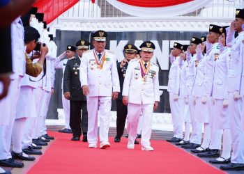 Gubernur Jambi, Al Haris saat upacara penurunan bendera di Lapangan Kantor Gubernur, Sabtu (17/8). (Foto: Diskominfo/Erict)