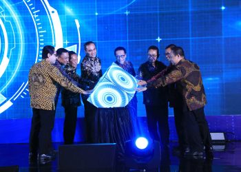 Kepala Eksekutif Pengawas Perbankan OJK Dian Ediana Rae bersama pimpinan asosiasi dan industri perbankan pada Peluncuran Panduan Resiliensi Digital dan Diskusi Tata Kelola Artificial Intelligence di Sektor Perbankan di Jakarta, Selasa 20 Agustus 2024. (Foto: Humas OJK Jambi)