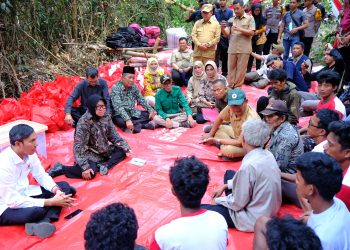 Wagub Sani saat mendampingi Mensos RI Tri Rismaharini, berdialog langsung bersama SAD Temenggung Ngelambo, Temenggung Ngelambu dan Temenggung Nyenong, Minang, Nyirang, sekaligus menyerahkan bantuan sosial kepada SAD di Sungai Terap Kecamatan Batin XXIV, Kabupaten Batang Hari, Selasa (20/08/2024). (Foto: Diskominfo/Novriansah)