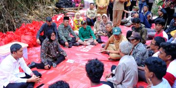 Wagub Sani saat mendampingi Mensos RI Tri Rismaharini, berdialog langsung bersama SAD Temenggung Ngelambo, Temenggung Ngelambu dan Temenggung Nyenong, Minang, Nyirang, sekaligus menyerahkan bantuan sosial kepada SAD di Sungai Terap Kecamatan Batin XXIV, Kabupaten Batang Hari, Selasa (20/08/2024). (Foto: Diskominfo/Novriansah)
