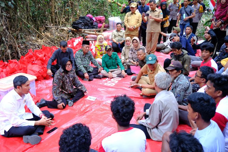 Wagub Sani saat mendampingi Mensos RI Tri Rismaharini, berdialog langsung bersama SAD Temenggung Ngelambo, Temenggung Ngelambu dan Temenggung Nyenong, Minang, Nyirang, sekaligus menyerahkan bantuan sosial kepada SAD di Sungai Terap Kecamatan Batin XXIV, Kabupaten Batang Hari, Selasa (20/08/2024). (Foto: Diskominfo/Novriansah)