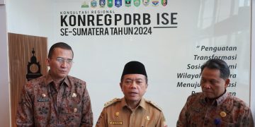 Gubernur Al Haris saat membuka Konreg PDRB-ISE (Konsultasi Regional Produk Domestik Regional Bruto (PDRB) se-Sumatera Tahun 2024 di Hotel BW Luxury Kota Jambi, Selasa (27/08/2024). (Foto: Diskominfo/Novriansah)