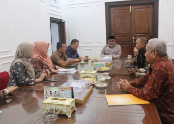 Pjs Gubernur Jambi gelar Audiensi Pemanfaatan Cagar Budaya Peringkat Nasional Muaro Jambi untuk Kepentingan Agama Umat Buddha Indonesia dan Dunia bersama Direktur Urusan dan Pendidikan Kementrian Agama RI di Ruang Kerja Rumah Dinas Sekretaris Daerah Provinsi Jambi, Kamis (24/10/2024). (Foto: Diskominfo/Agus)
