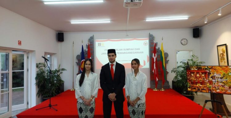Pengambilan sumpah Kevin Diks (tengah), Estella Loupattij dan Noa Leatomu di Kopenhagen, Denmark, Jumat (8/11). (Foto: PSSI)