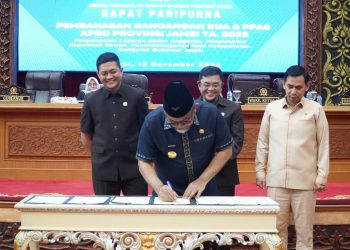 Pjs Gubernur Sudirman saat menghadiri Sidang Paripurna DPRD Provinsi Jambi dalam rangka Penandatanganan Nota Kesepakatan KUA dan PPAS APBD Provinsi Jambi Tahun 2025 di Ruang Utama Sidang DPRD Provinsi Jambi, Selasa (12/11/2024). (Foto: Diskominfo/Harun)